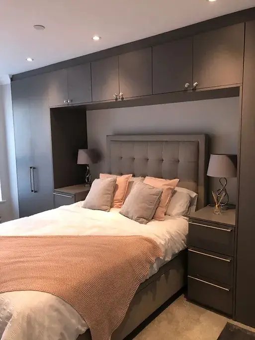 Quarto elegante com cabeceira estofada e armários cinza