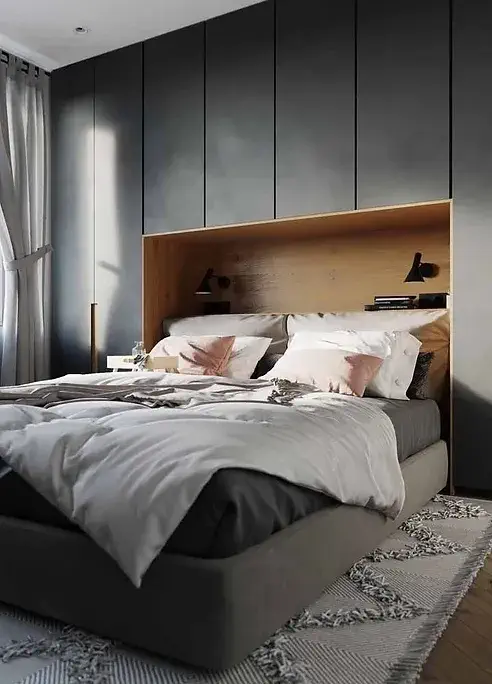 Quarto moderno com cama grande e cabeceira de madeira