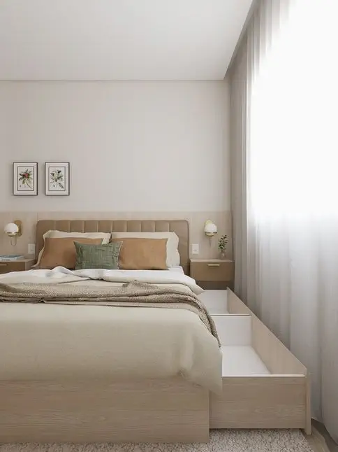 Quarto moderno com móveis de madeira clara e decoração minimalista