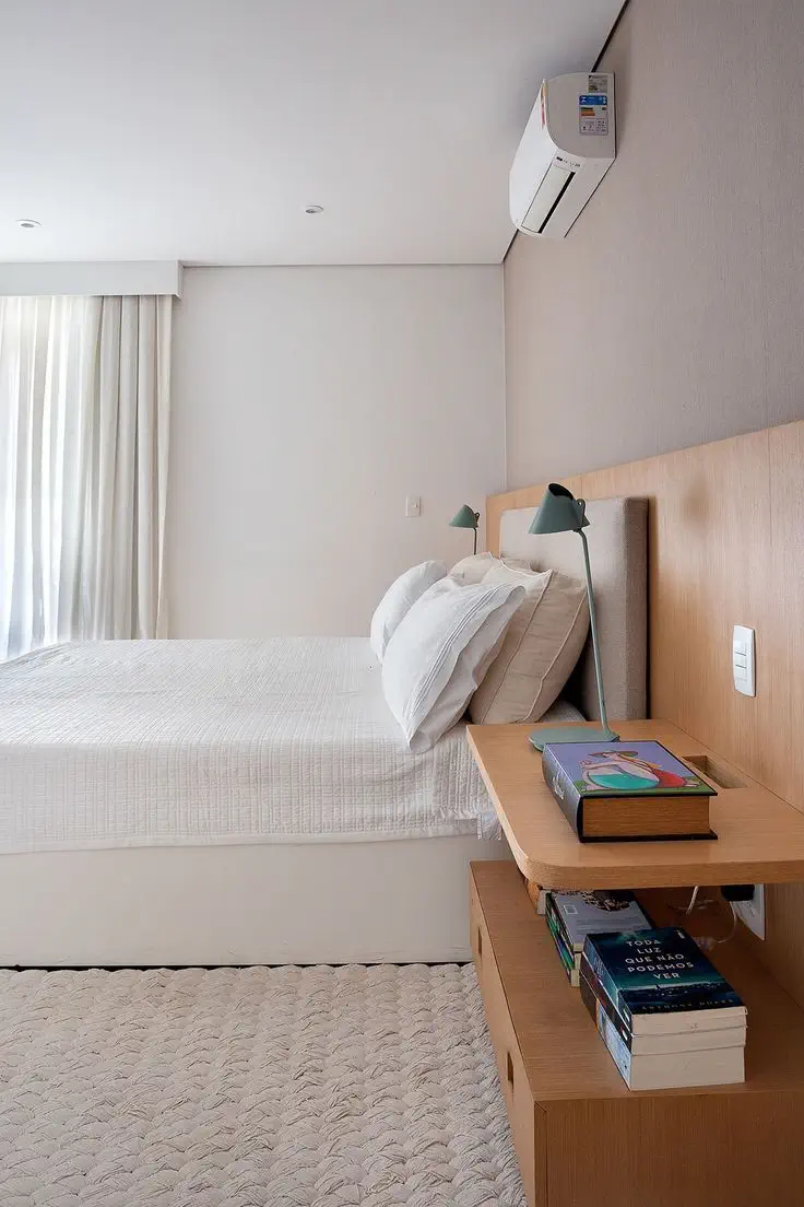 Quarto minimalista com cama de solteiro e mesa de cabeceira