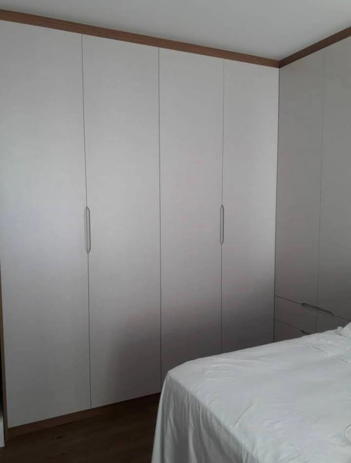 Guarda-roupa branco sob medida em quarto moderno