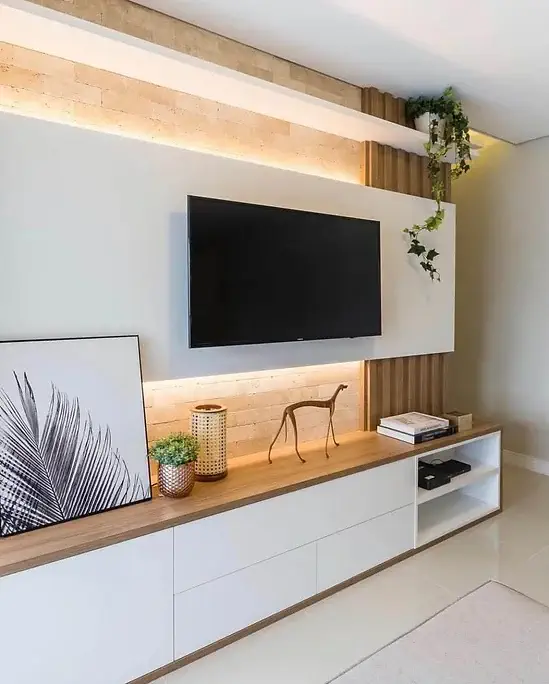 Parede de sala com TV montada, iluminação LED e jardim vertical