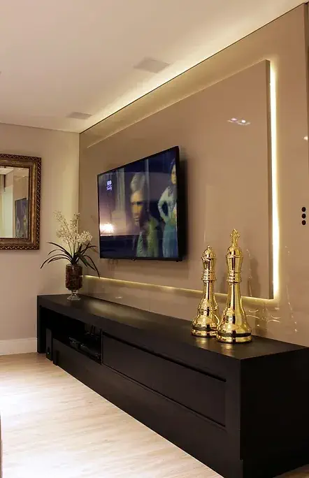 Sala moderna com TV na parede e mesa de console decorativa