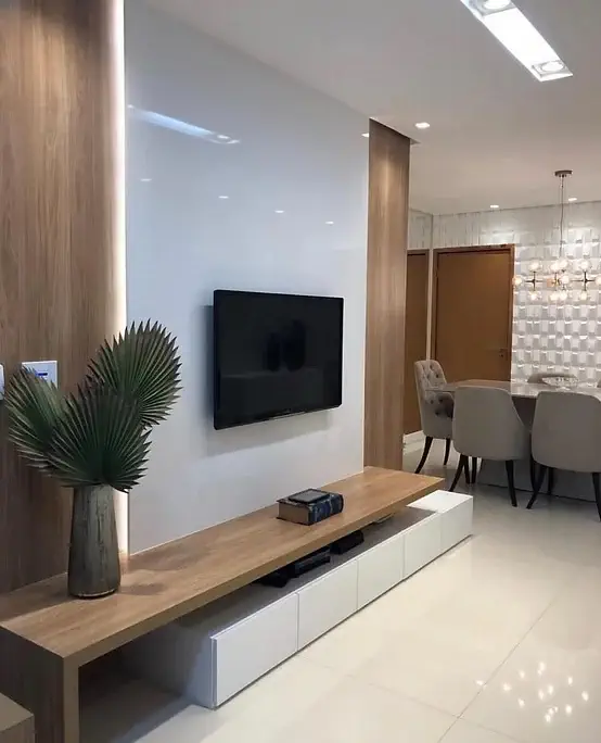 Sala moderna com TV de parede e mesa de console de madeira