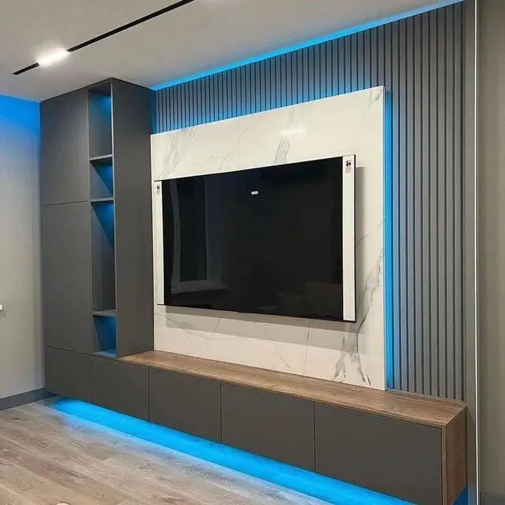 Parede com TV em painel de mármore e iluminação LED azul